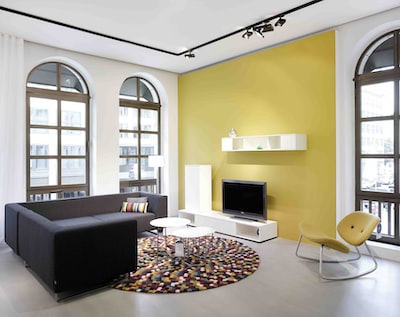 Salon canapé avec mur jaune
